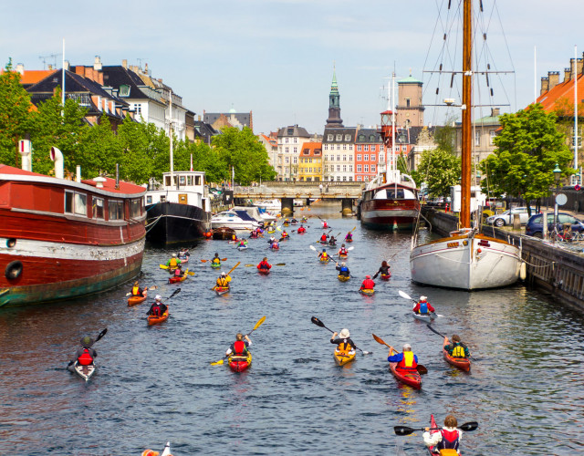 Copenhagen-Frederiksholms-canal-kayaks-web.jpg