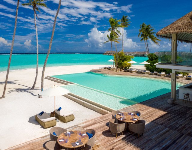 Baglioni_Resort_Maldives_Pool_Bar_vertical_web.jpg