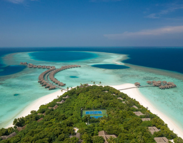 6.-Vakkaru-Maldives_Island-and-Over-Water-Villas-Aerial.jpg