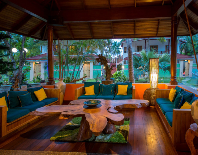 Le-Duc-de-Praslin-&-Villas---Bar-lounge-Le-Dauphin.jpg