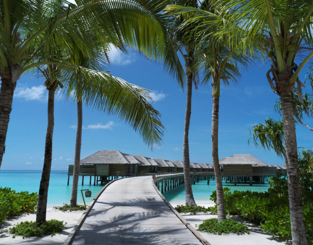 Vakkaru---Over-Water-Villa-Jetty.jpg