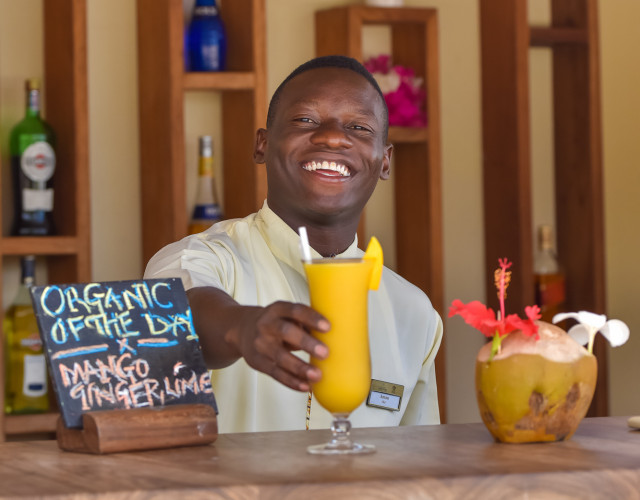 Bar---beach-bar-serving-fresh-cocktails-daily-web.jpg