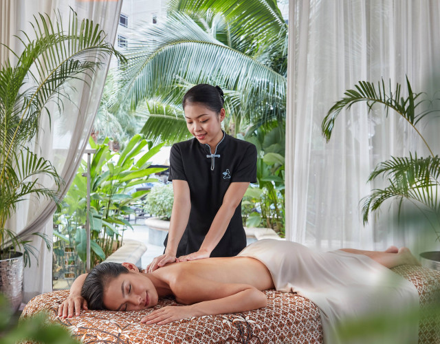 kuala-lumpur-2017-luxury-spa-outdoor-massage-01.jpg