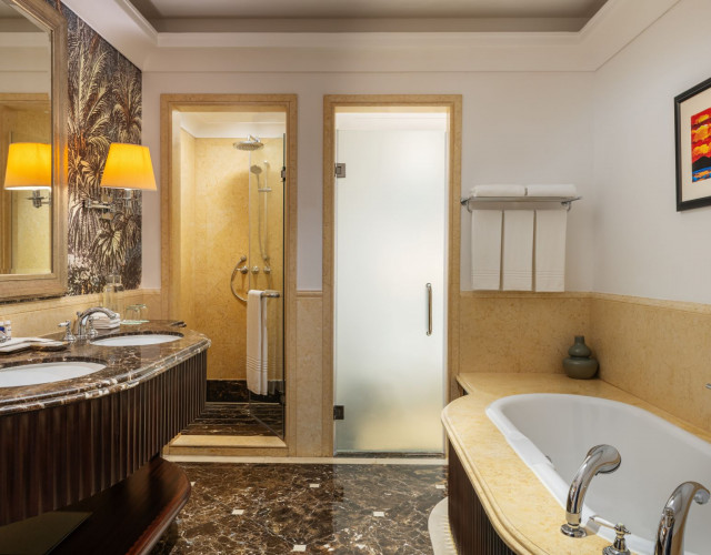 Westin-Dubai-Mina-Seyahi-Beach-Resort-&-Marina_Westin-Club-Suite_Bathroom.jpg