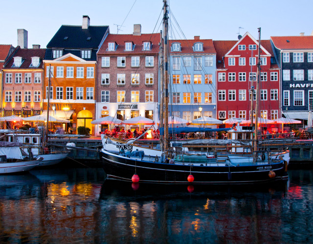 Copenhagen-Nyhavn-colorful-houses-web.jpg