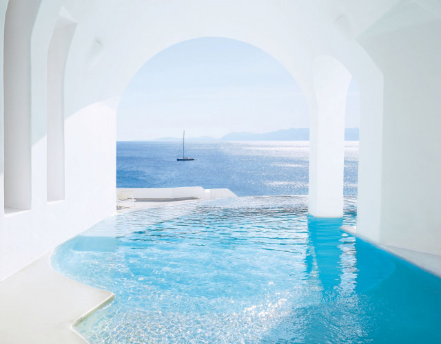 02-The-sleek-white-cave-pool-overlooking-the-aegean-sea_72dpi.jpg