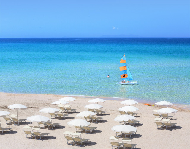 3_Dune_spiaggia_ombrelloni_bianchi_catamarano_V_RGB.jpg