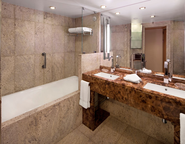 Seabourn_OSQ_BathroomVerandaSuite.jpg