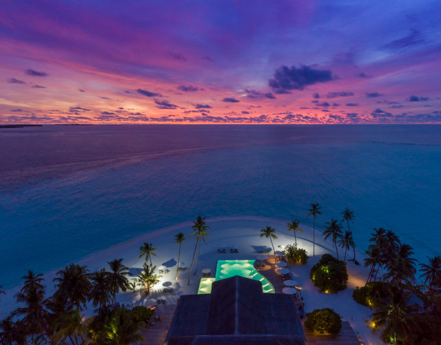 Baglioni_Resort_Maldives_Gusto+Pool_Aereal_web.jpg