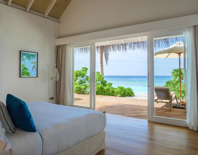Baglioni_Resort_Maldives_Pool_Suite_Beach_Villa_bedroom_02_web.jpg