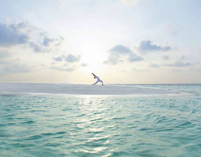 baros-maldives_sandbank-sunrise-yoga_hr1.jpg