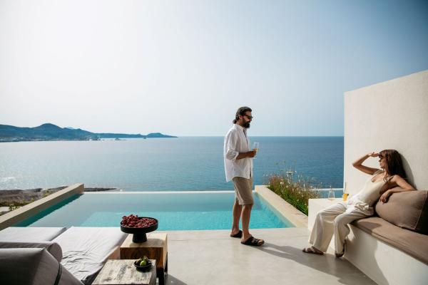 Domes White Coast *****, Milos